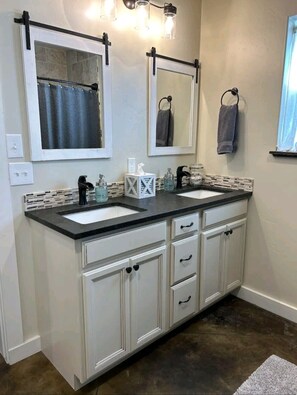 Secador de cabelo, toalhas de banho, sabonete, shampoo