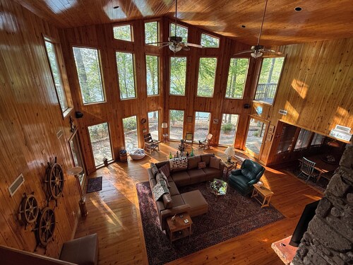 Stunning LAKEFRONT family retreat. HOT TUB,DOCK, PET FRIENDLY, COVERED BOAT SLIP