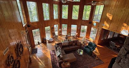 Stunning LAKEFRONT family retreat. HOT TUB,DOCK, PET FRIENDLY, COVERED BOAT SLIP