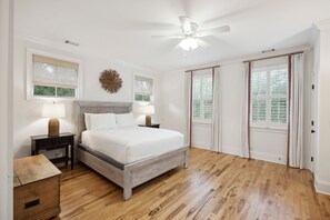 4 slaapkamers, een bureau, een strijkplank/strijkijzer, gratis wifi