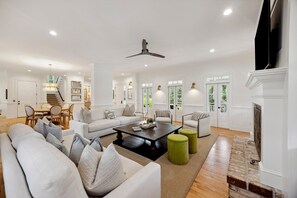 Een smart-tv en een computerscherm