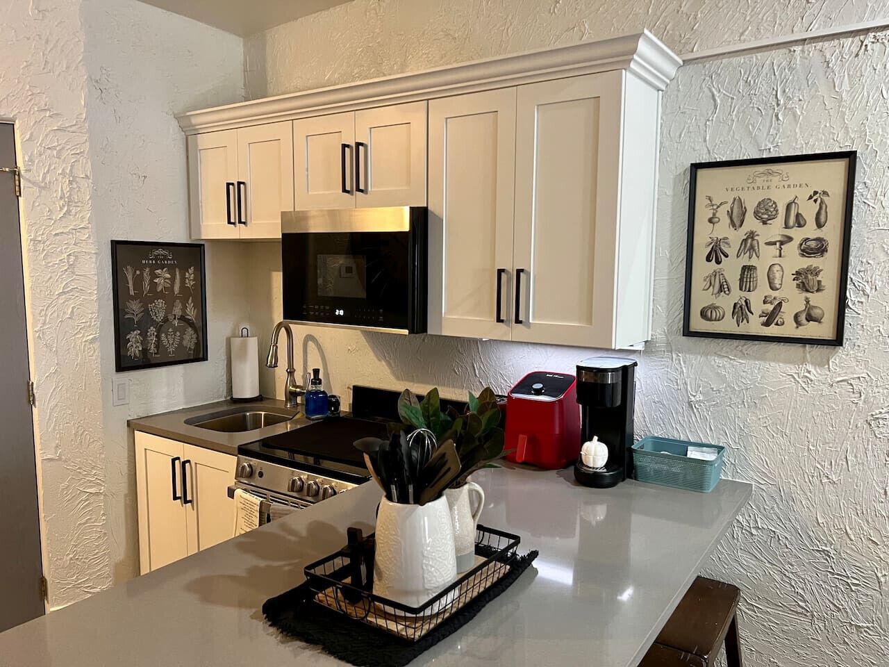 Een koelkast, een magnetron, een oven, een kookplaat