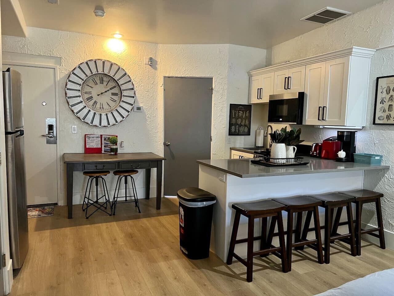 冷蔵庫、電子レンジ、オーブン、コンロ