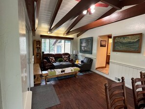 Télévision, cheminée, jeux vidéo, livres