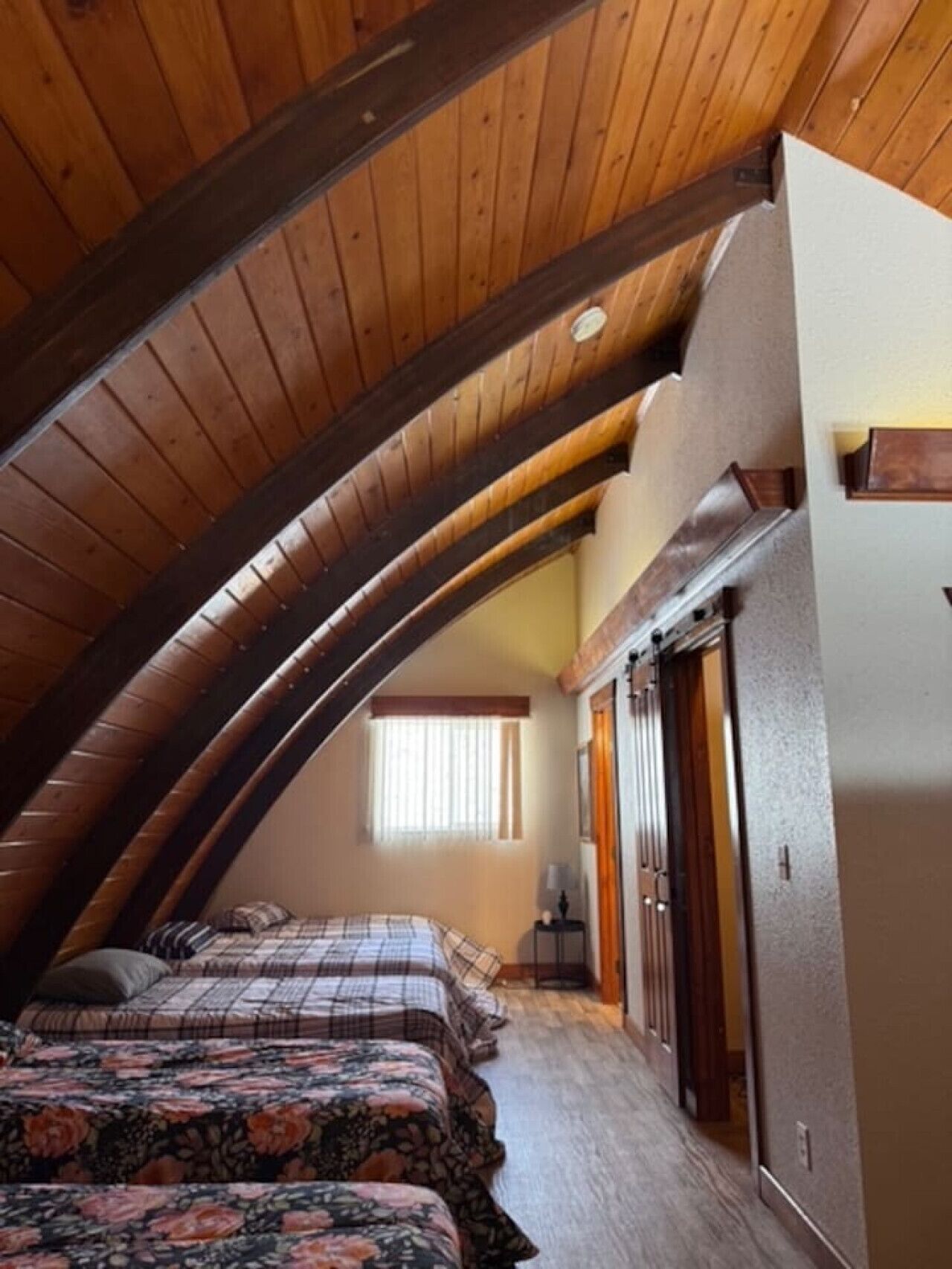 3 habitaciones, escritorio y tabla de planchar con plancha 