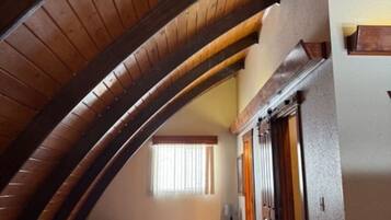 3 habitaciones, escritorio y tabla de planchar con plancha