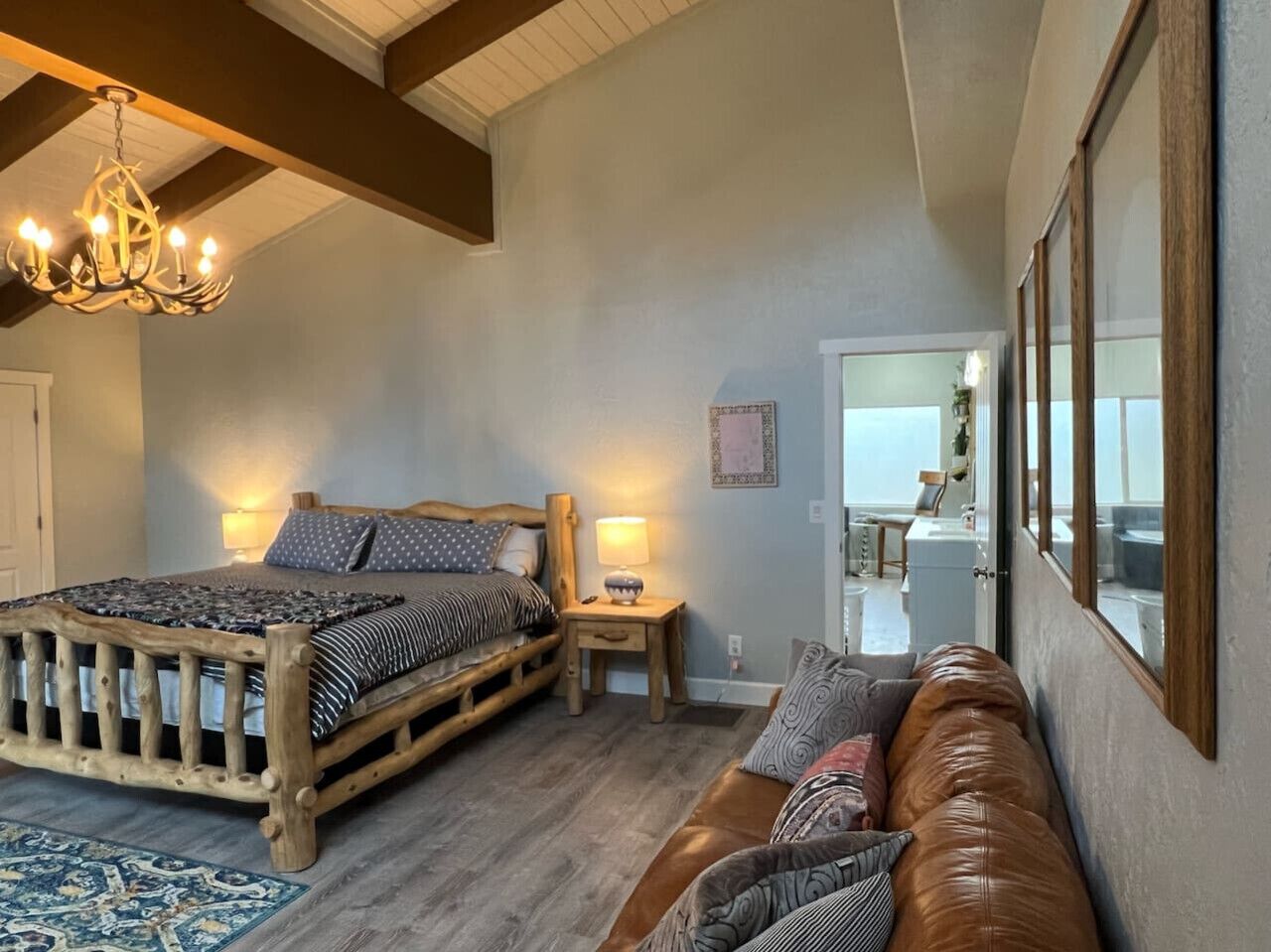 3 habitaciones, escritorio y tabla de planchar con plancha 