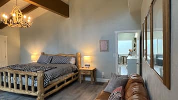 3 habitaciones, escritorio y tabla de planchar con plancha