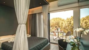 Une chambre moderne avec un lit, des rideaux et une vue sur l’extérieur.