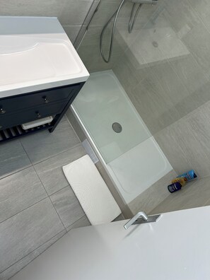 Douche, séchoir à cheveux, bidet, serviettes fournies