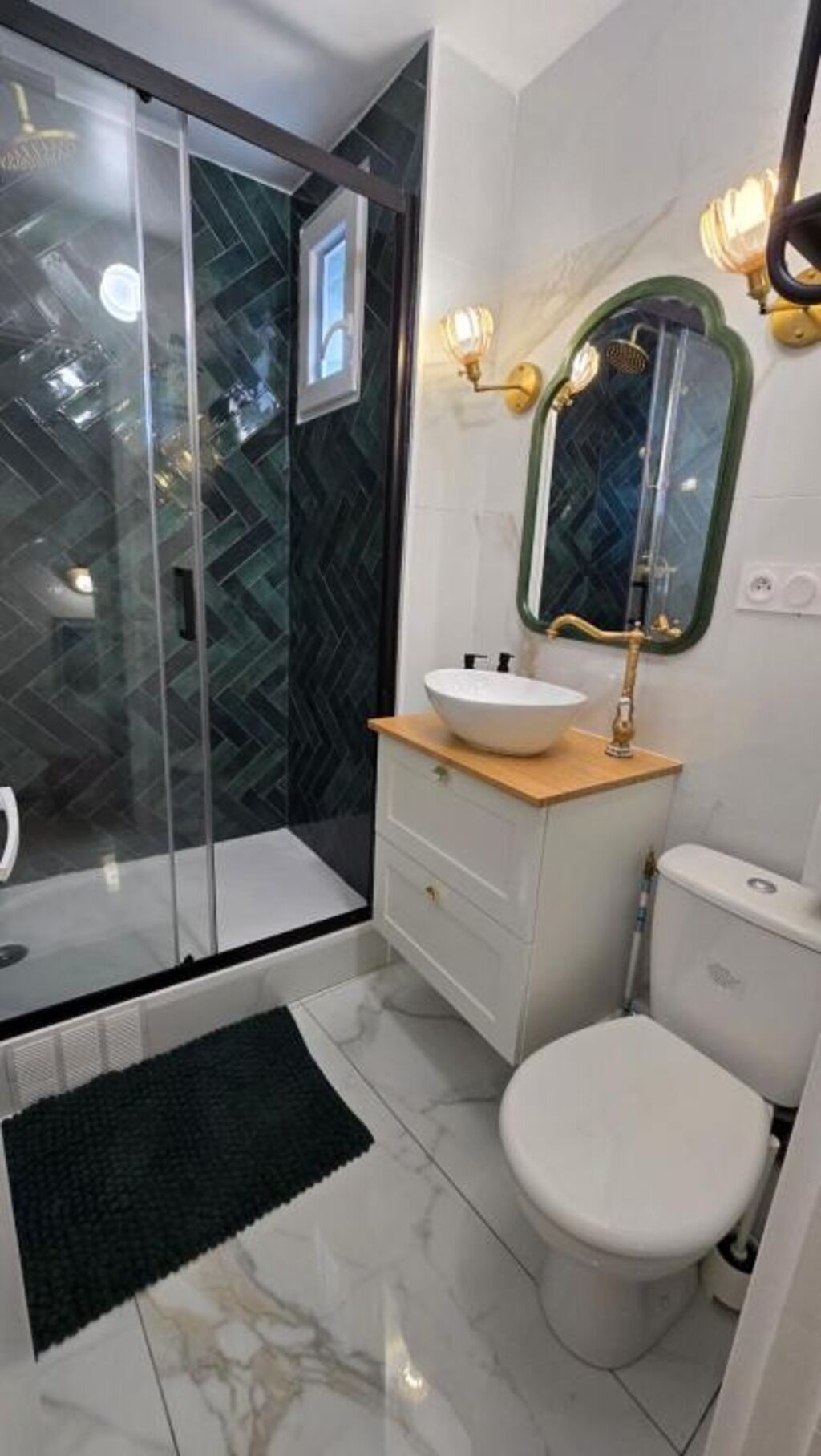 Secadora de cabello, toallas, jabón, papel de baño 