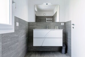 Bathroom - Lake View in Mandello del Lario (Casa Malù) (Mandello del Lario)