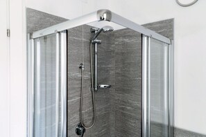 Dutxa, assecador de cabells, bidet i tovalloles 