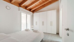 2 bedrooms, iron/ironing board, WiFi, bed sheets - Lake View in Mandello del Lario (Casa Malù) (Mandello del Lario)