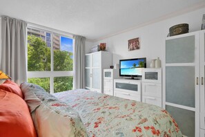 1 chambre, bureau, fer et planche à repasser, lit de bébé portatif