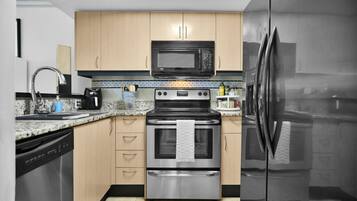 Kühlschrank, Mikrowelle, Ofen, Herdplatte