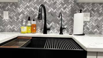 Fridge, oven, stovetop, dishwasher