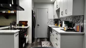 Fridge, oven, stovetop, dishwasher