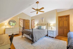 5 bedrooms, desk, iron/ironing board, free WiFi