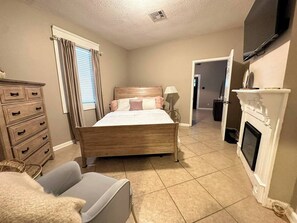 2 habitaciones, tabla de planchar con plancha, wifi y ropa de cama