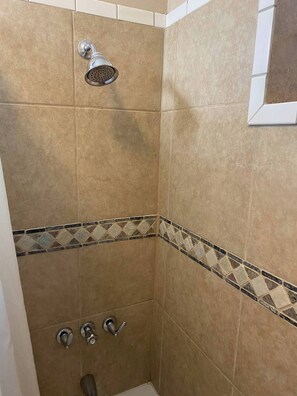 Haartrockner, Handtücher, Toilettenpapier