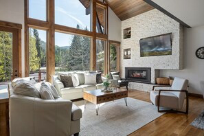 Smart TV, fireplace, video games, foosball - Slopeside Custom Chalet I 2 Hot Tubs I Fire Tables I Views I Best Price I Discounted Attractions (Winter Park)