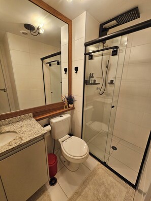 ヘアドライヤー、タオル、石鹸、トイレットペーパー