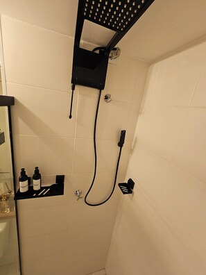 Hårtork, handdukar, tvål och toalettpapper