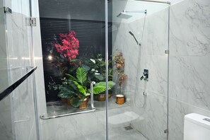Shower, hair dryer, bidet, towels - Luxury 3BR Apartment with Balcony in Colombo 7  Prime Location (Colombo)