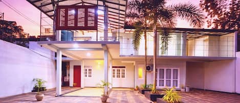 المنشأة من الخارج