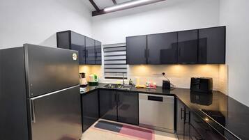 Réfrigérateur, micro-ondes, four, plaque de cuisson