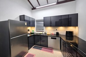 ثلاجة، ميكروويف، فرن، موقد طهي مسطح