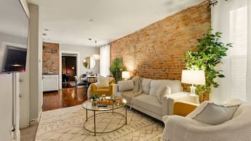 Smart TV, livros, biblioteca musical