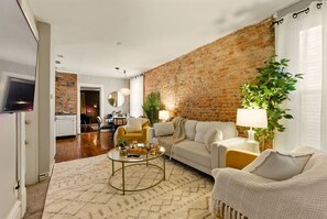 Smart TV, libros, biblioteca de música