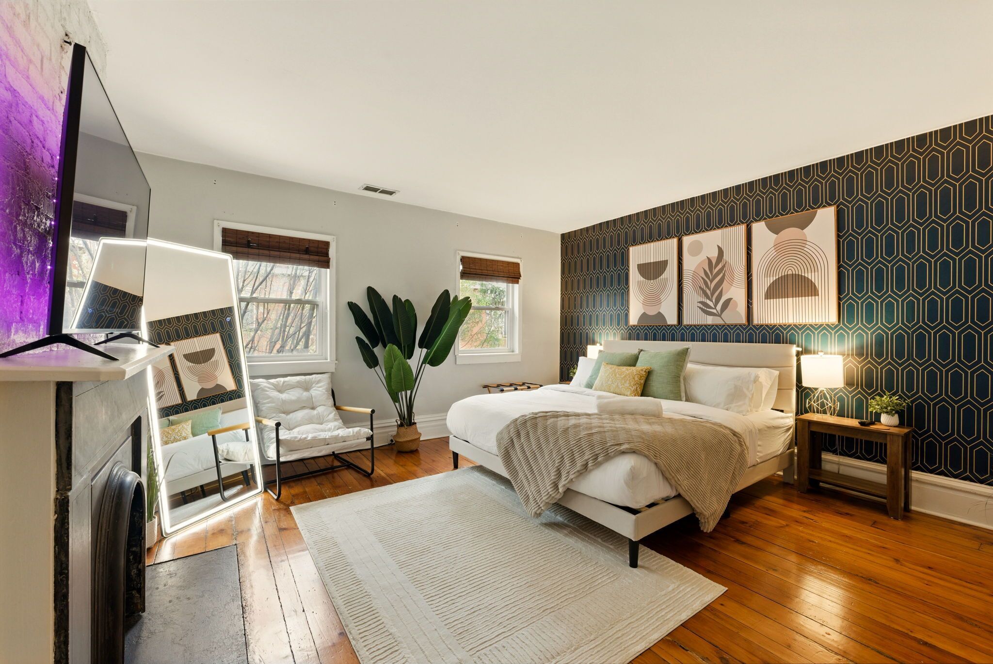 2 quartos, escrivaninha, ferros/tábuas de passar roupa