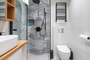 シャワー、ヘアドライヤー、タオル