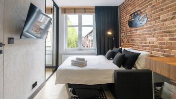 Tabla de planchar con plancha, wifi y ropa de cama