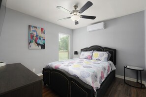 1 室のベッドルーム、デスク、アイロン / アイロン台、旅行用ベビーベッド