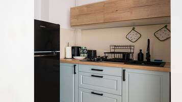 Réfrigérateur, plaque de cuisson, grille-pain