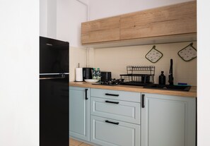 Kühlschrank, Herdplatte, Toaster