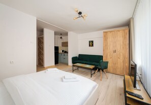 Iron/ironing board, WiFi, bed sheets