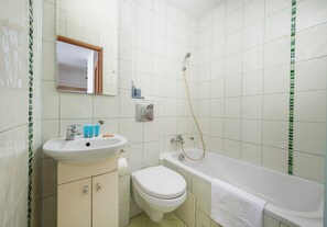 Shower, hair dryer, towels, soap - Warsaw Downtown Serenity Studio (Warszawa)