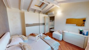 2 bedrooms, iron/ironing board, free WiFi, bed sheets