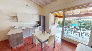Fridge, oven, dishwasher, coffee/tea maker