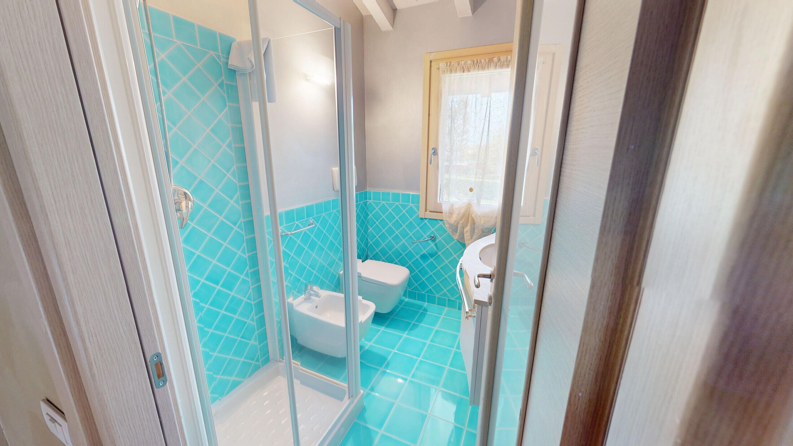 Doccia, asciugacapelli, bidet, asciugamani