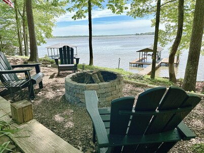 Lake House Cabin 3BR/2BA Sleeps 6 Water Front With Private Boat Dock for Fishing