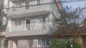 Front of property – evening/night - Hotel zocalos y colores (Guatape)