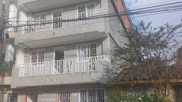 Fachada da propriedade à noite