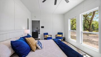 2 slaapkamers, een bureau, een strijkplank/strijkijzer, internet