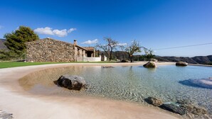 A stone building with a clear pool and rocks. - Cortijo Rural Fandango 3 - Pool and Mountain (Almuñecar)